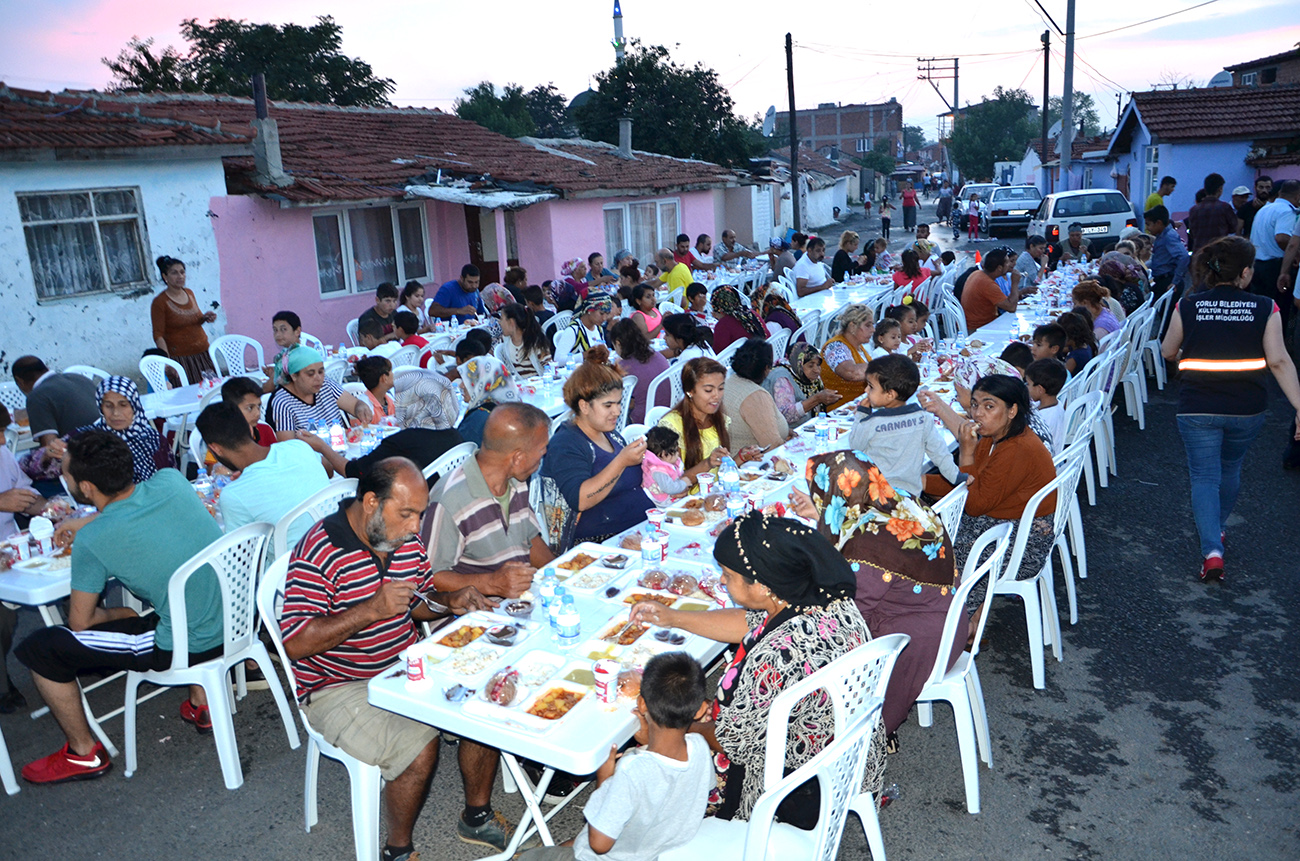 H�d�ra�a Mahallesi Sakinleri �ftarda Bulu�tu