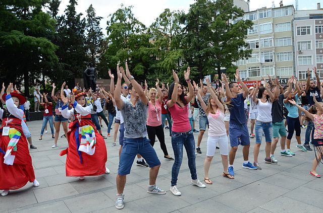 Misafir Danslardan Flash Mob Etkinlii