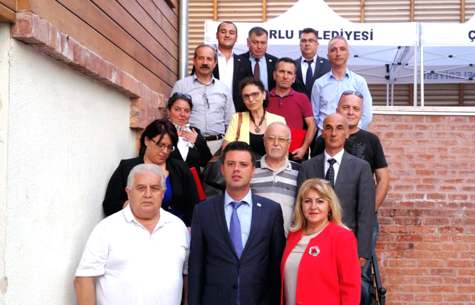 Bakan Sarkurt Kent Konseyine Plaket Takdim Etti