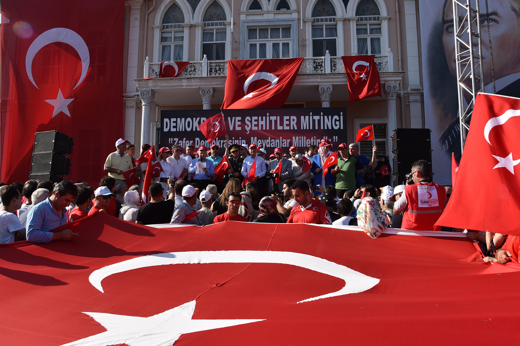 Bakan Baysan Demokrasi ve ehitler Mitingine Katld