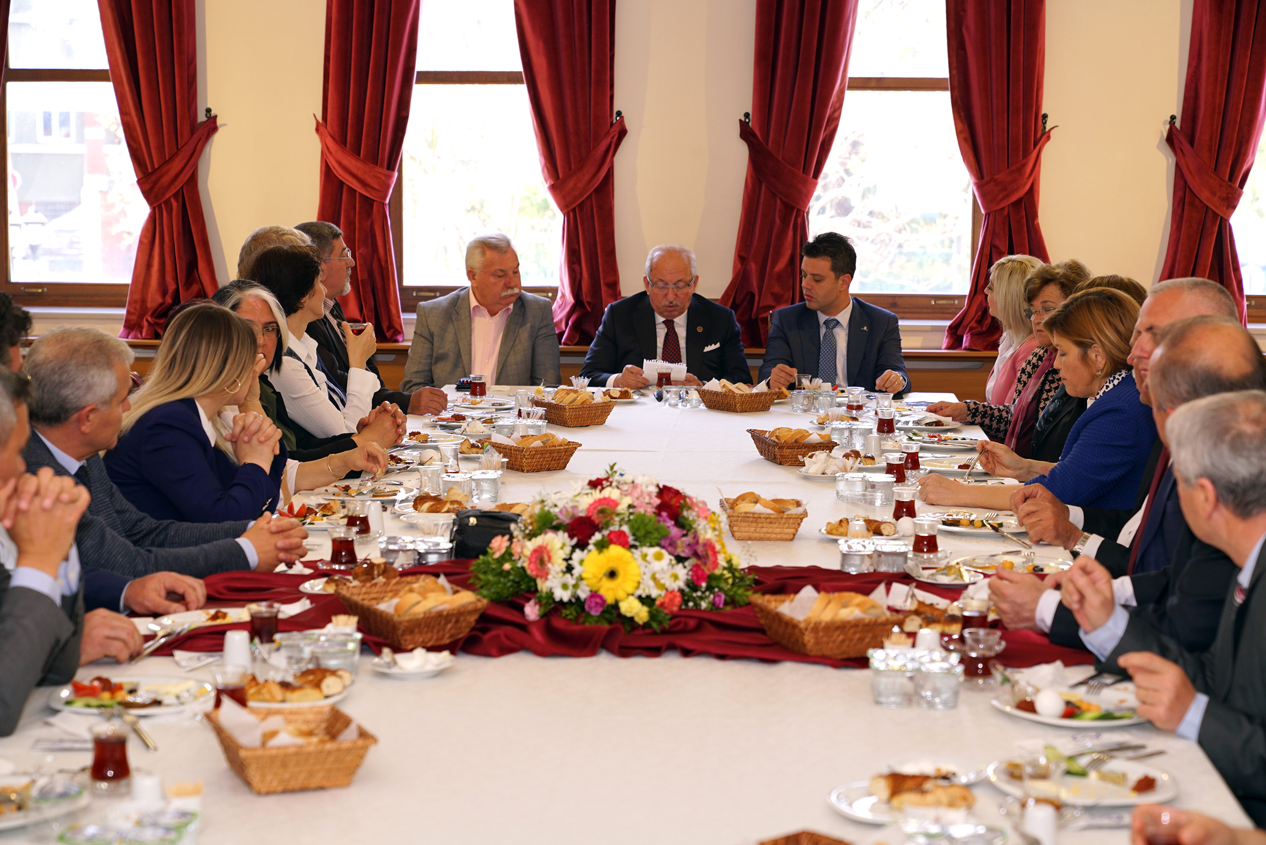 Bakan Albayrak ve Bakan Sarkurt Muhtarlarla Bulutu