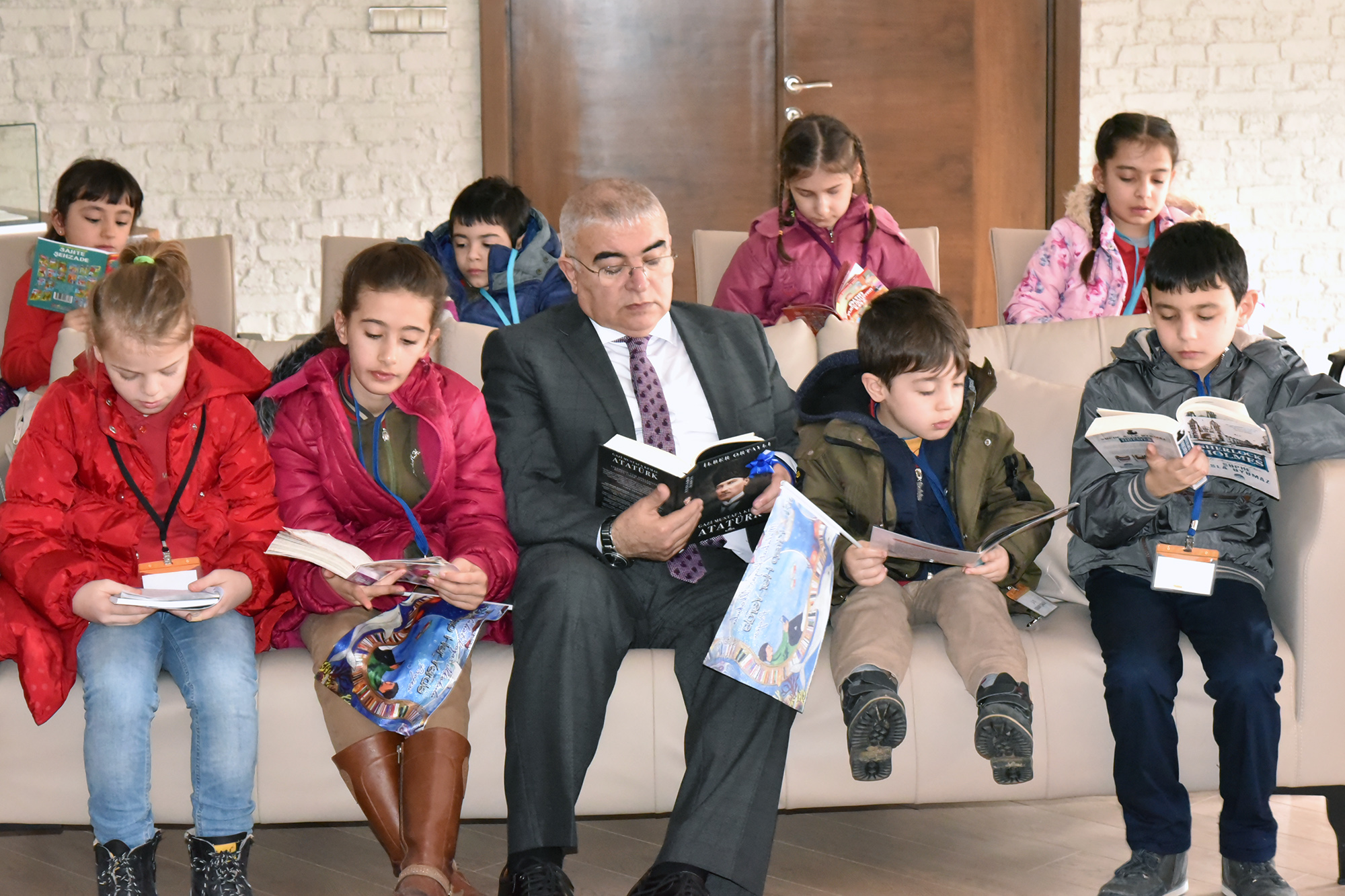 ��renciler Ba�kan Baysan ile Kitap Okudu