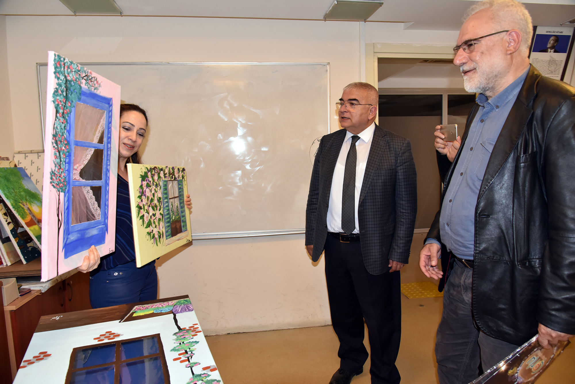 Ba�kan Baysan Resim Kursiyerlerini Ziyaret Etti